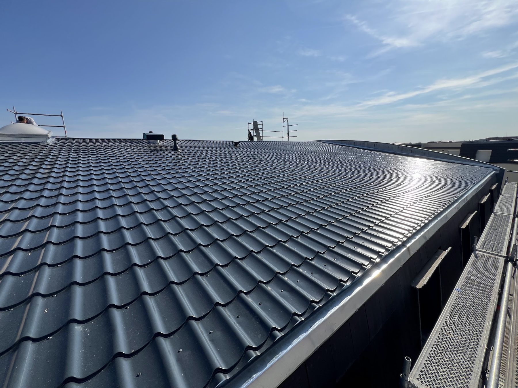 Toiture anthracite neuve sous le ciel bleu