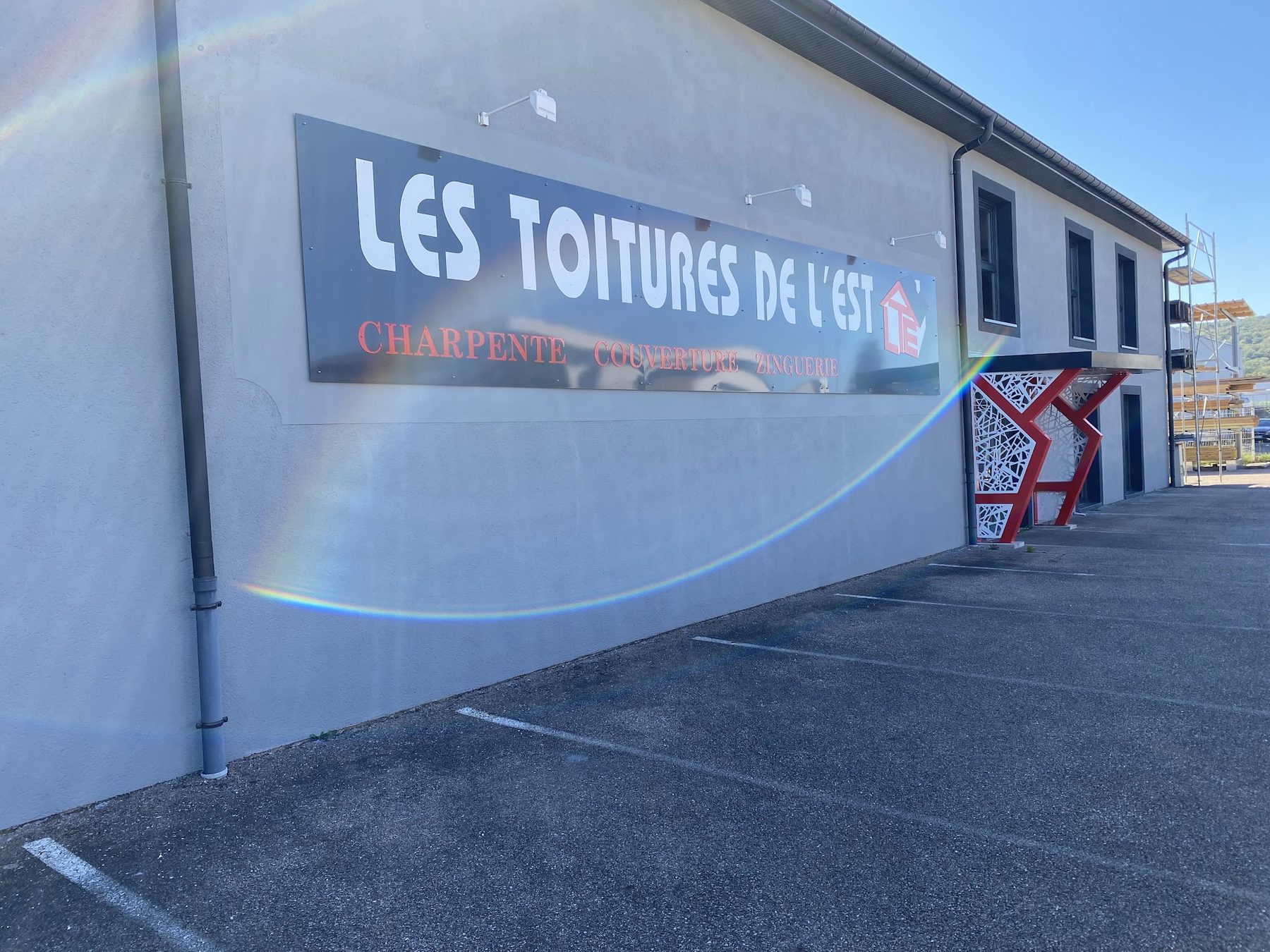 Enseigne Les Toitures de l'Est sur le bâtiment