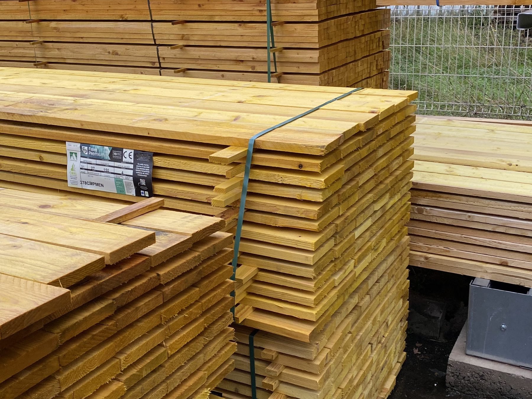 Bois de charpente empilé au dépôt